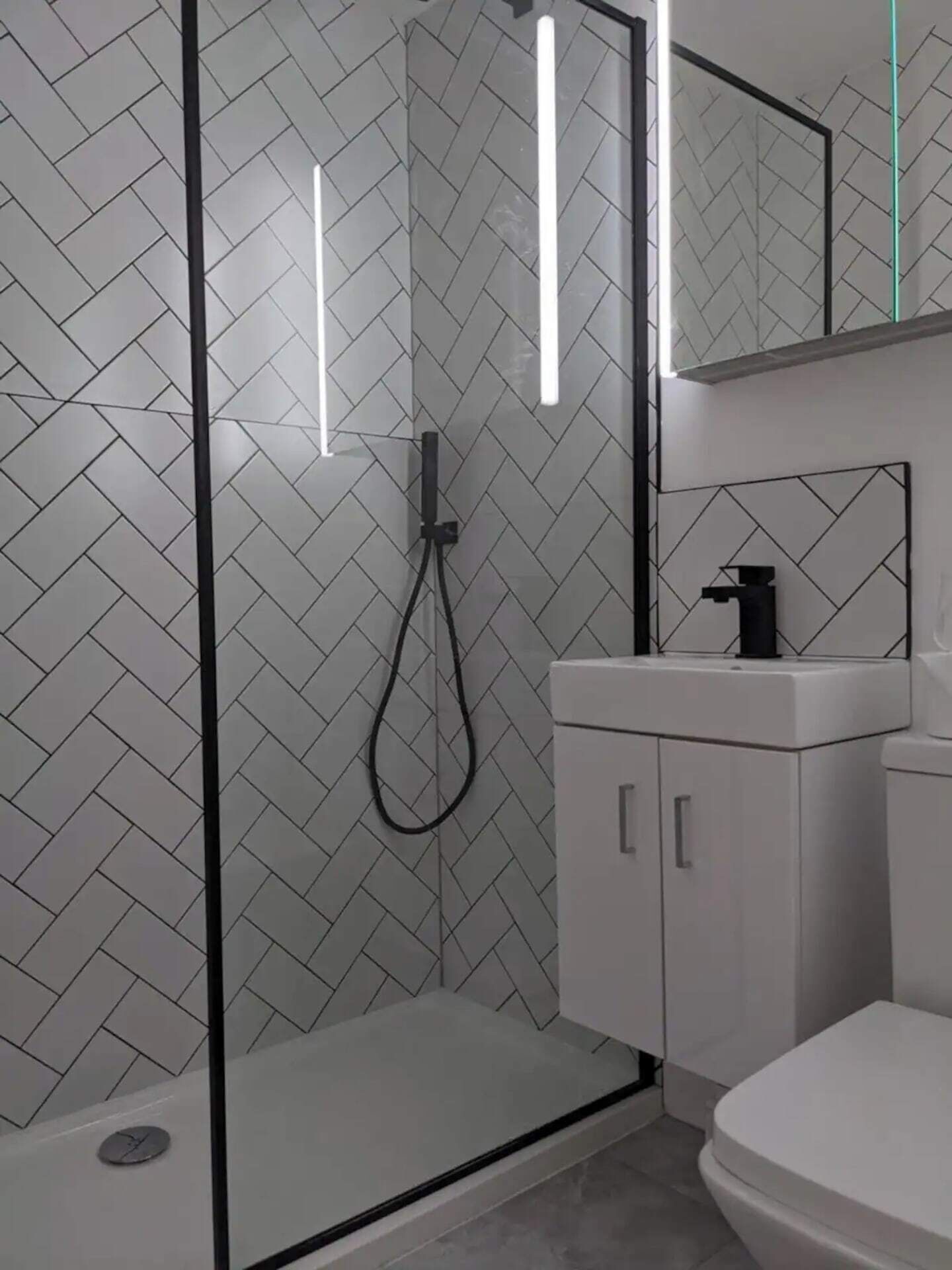 Basic Apartment, 1 King Bed | Bathroom | Shower, hair dryer, towels, soap