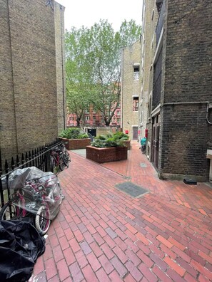 Departamento básico, 1 cama King size | Terraza o patio