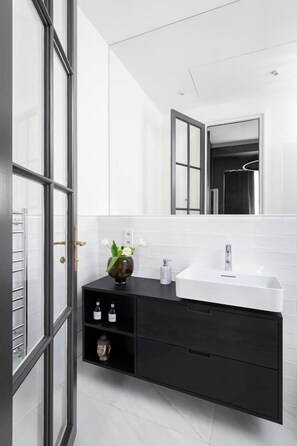 Shower, hair dryer - TurnKey | Premium Apartment (Praha 1)