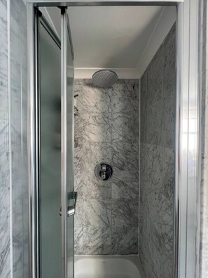 Basic-Apartment, 2 Doppelbetten | Badezimmer | Handtücher, Seife, Shampoo, Toilettenpapier