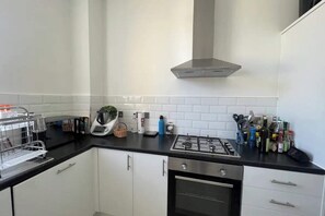 Apartamento básico, 2 camas de casal | Cozinha privada | Geladeira, micro-ondas, fogão, cooktop