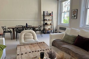 Living area - Gorgeous 3BD Flat - 4 Minute Walk to Hyde Park (London)
