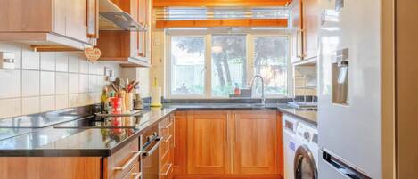 Eenvoudig huis, Meerdere bedden | Privékeuken | Een koelkast, een microgolfoven, een oven, een kookplaat