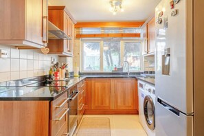 基础独立别墅, 多张床 | 私人厨房 | 冰箱、微波炉、烤箱、炉灶