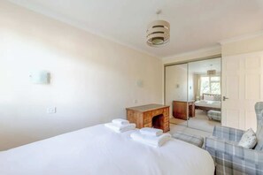 基础独立别墅, 多张床 | 3 多间卧室、笔记本电脑工作区、熨斗/熨衣板、床单