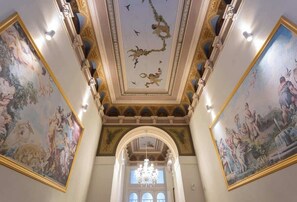 المنشأة من الداخل