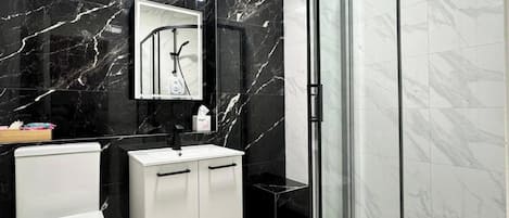 Basic-Apartment, Mehrere Betten | Badezimmer