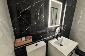 Apartemen Basic, Beberapa Tempat Tidur | Kamar mandi | Shower, handuk, sabun, dan sampo