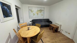 Apartamento básico, várias camas | Área de estar | TV