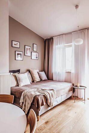 2 bedrooms, iron/ironing board, WiFi, bed sheets