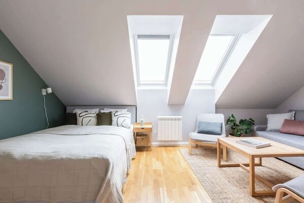 1 bedroom, iron/ironing board, travel crib, WiFi - TurnKey | Angelo Roma Studio XI (Praha 2)