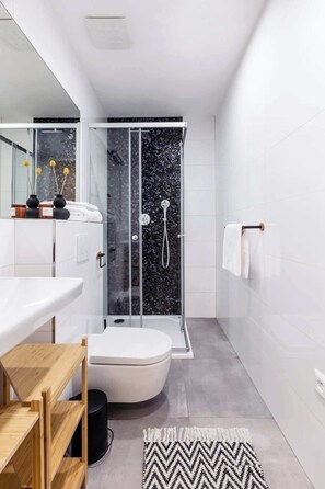 Shower, hair dryer - TurnKey | Angelo Roma Apartment II (Praha 2)