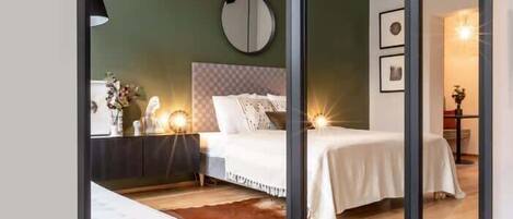 1 habitación, tabla de planchar con plancha, cuna de viaje y wifi