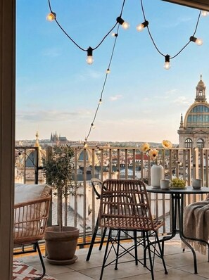 Outdoor dining - TurnKey | Angelo Roma  Apartment – Luxury View (Praha 2)