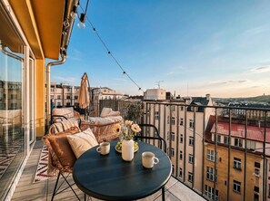 Outdoor dining - TurnKey | Angelo Roma  Apartment – Luxury View (Praha 2)