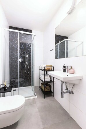 Shower, hair dryer, shampoo - TurnKey | Angelo Roma  Apartment – Luxury View (Praha 2)
