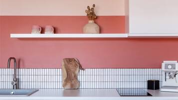 Cafetera o tetera, frigorífico, placa de cocina y hervidor eléctrico