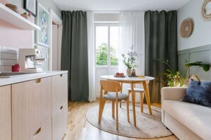 TV, Netflix, streaming services, offices - TurnKey | Letna Park  Apartment IV – Cozy Terrace (Praha 7)