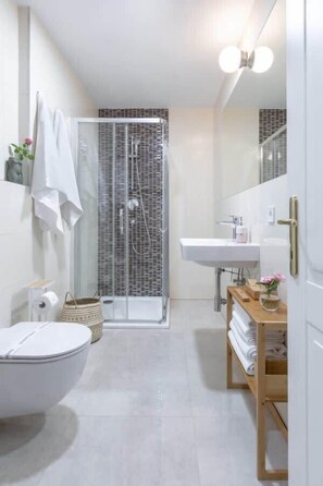 Shower, hair dryer, shampoo