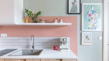 Fridge, stovetop, coffee/tea maker, electric kettle