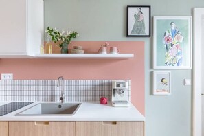 Fridge, stovetop, coffee/tea maker, electric kettle - TurnKey | Letna Park  Apartment V – Cozy Terrace (Praha 7)