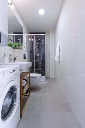 Douche, séchoir à cheveux, shampooing