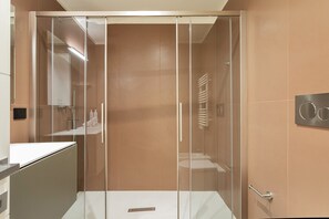 Dusche, Haartrockner, Bidet, Handtücher