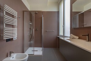 Shower, hair dryer, bidet, towels - Riviera Flavour Apartments by Wonderful Italy - Timo (Santa Margherita Ligure)