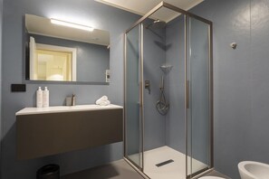 Dusche, Haartrockner, Handtücher