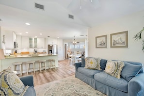 Smart TV - 3br/2ba.  Sleeps 8.  Walk to pier/village area. (Saint Simons Island)