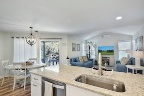 Smart TV - 3br/2ba. Sleeps 8. Walk to pier/village area. (Saint Simons Island)