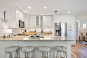 Fridge, microwave, oven, stovetop - 3br/2ba.  Sleeps 8.  Walk to pier/village area. (Saint Simons Island)