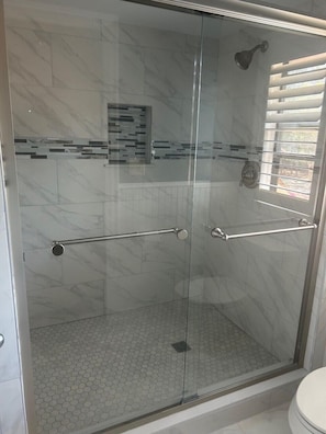 Combined shower/bathtub, towels, soap, toilet paper - Harbour Oaks 312 - 2Br/2Ba condo near Village (St. Simons Island)