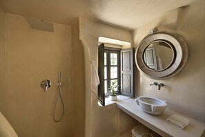 Séchoir à cheveux, serviettes fournies, savon, shampooing
