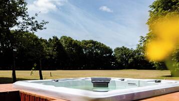 Presidentiële bungalow, bubbelbad, aan tuin | Terras