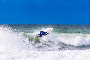Deluxe appartement, 2 slaapkamers, terras, uitzicht op tuin | Uitzicht op strand/zee