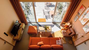 Deluxe appartement, terras, aan tuin | Luxe beddengoed, een bureau, een laptopwerkplek