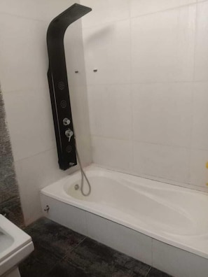 Articles de toilette gratuits, serviettes fournies, savon, shampoing