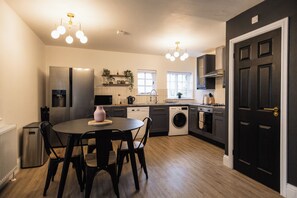 Private kitchen - Gorgeous 3 Bed | Central Modern Parking | King Bed (Yeovil)