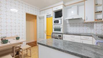 Een koelkast, een magnetron, een oven, een kookplaat