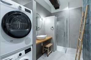 Een douche, een haardroger, handdoeken