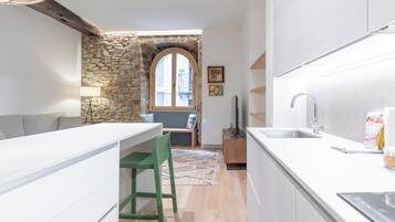 Frigorífico, microondas, horno y placa de cocina