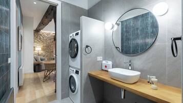 Ducha, secador de pelo y toallas