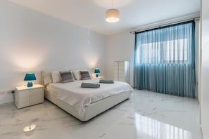3 chambres, fer et planche à repasser, Wi-Fi, draps fournis