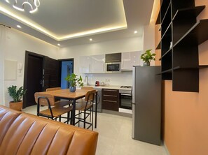 Mikrowelle, Ofen, Herdplatte, Wasserkocher mit Kaffee-/Teezubehör