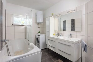 Apartament familiar, diversos dormitoris (Seaview House Helena - Apartment 1) | Bany | Dutxa, tovalloles, sabó i xampú 