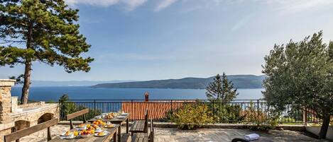 Family Apartment, Multiple Bedrooms (Seaview House Helena - Apartment 2) | Outdoor dining