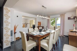 Perhehuoneisto, useita makuuhuoneita (Seaview House Helena - Apartment 1) | Ruokailu