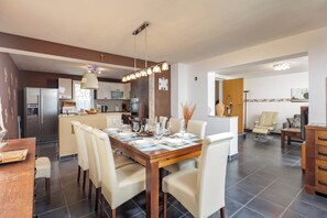 Apartament familiar, diversos dormitoris (Seaview House Helena - Apartment 1) | Cuina privada | Frigorífic, microones, placa de cuina i cafetera i tetera 