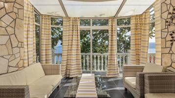 Apartamento família, 3 quartos (Seaview House Helena - Apartment 1) | Área de estar | TV de tela plana 21 polegadas com canais via satélite, TV